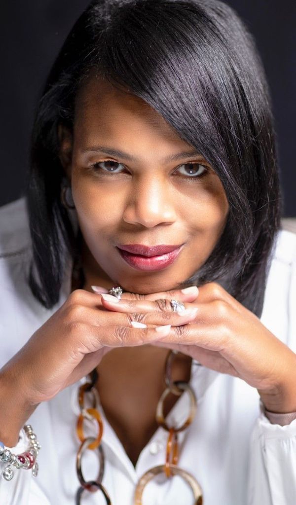 Directora Tammy Solomon mirando a la cámara